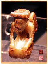 腰佩寬柄器玉人（奴隸）