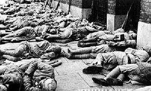 （圖）1949年5月27日，中國人民解放軍戰士在上海市解放後，不驚擾上海市民，不住民房，露宿街頭