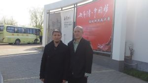 中國著名評論家、策展人周健先生和中國民間思想家朱明合影