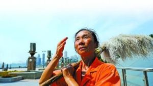 在烈日下清掃垃圾的環衛工人