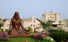 印度帕坦伽利瑜伽學院校園內的帕坦伽利塑像