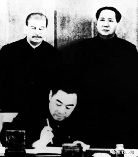 《中蘇友好同盟互助條約》簽訂現場同時簽訂了《關於中國長春鐵路、旅順口及大連的協定》