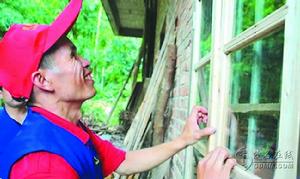 梁偉元在給孤兒安裝門窗