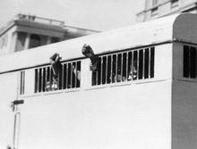 曼德拉被判處無期徒刑，離開法院時，拳頭伸出囚車