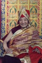 第十八世薩迦茶巴法王究給企千仁波切法像