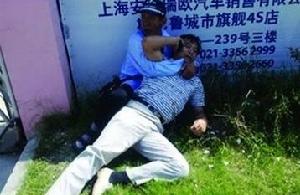 肇事司機欲離開時被一名男收費員摁倒在地