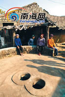 村裡的水井很奇特,眼鏡狀的護攔