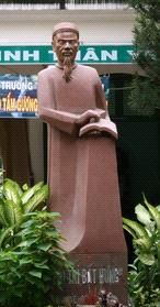 胡志明市黎貴惇中學內的黎貴惇雕像。