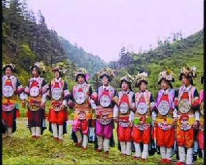 舟曲縣立節鄉民眾表演的“多地”舞