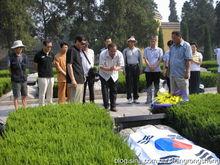 韓國遊客在晉冀魯豫烈士陵園謁陵