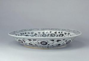 明洪武景德鎮窯青花竹石靈芝紋盤 明洪武景德鎮窯青花竹石靈芝紋盤