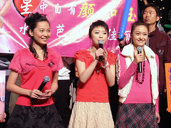 高舉各類宣傳條幅和選手巨幅照片的親友團陣營成為晚會最動人的一道風景線