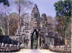 吳哥城城門上的四面佛露出舉世聞名的吳哥微笑
