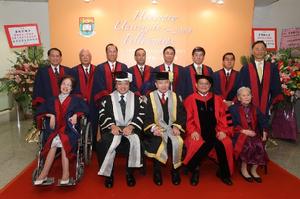 三嫂與其他榮譽院士合影