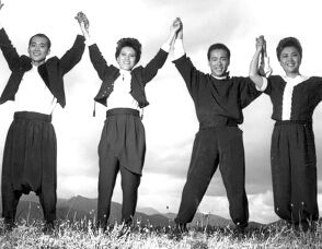 《手拉手》 《手拉手》