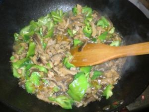 炒尖椒平菇 炒尖椒平菇