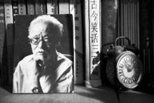 牛星麗家中書架上擺放著其生前的照片