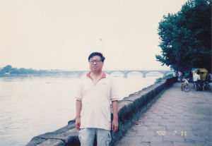 陳運和在上饒居住處附近散步