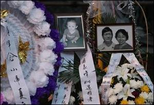 擺放在上海膠州路大樓前的遇難者遺像