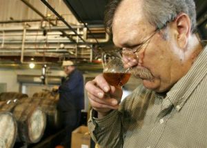 2005年4月7日，美國肯塔基州的一家威士忌酒廠，一名釀酒師正在品嘗4年白占邊波本威士忌。