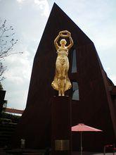 金色女人像（2010年上海世博會期間）