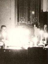 楊慕琦在昏暗燭光中簽署無條件投降檔案