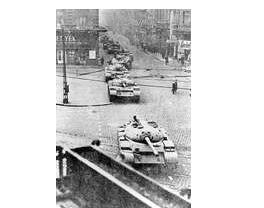 匈牙利事件中向布達佩斯行進的蘇聯坦克