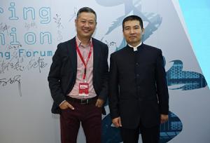 與萬達集團研究院院長賴建燕合影