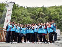 平利援少會志願者在桃花溪為文化節做志願服務