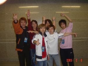 wNv全家福,前排右一為ray