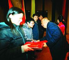 江平教授為獲獎學子頒授“江平民商法獎”