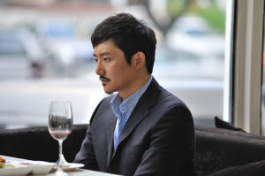 塗松岩飾演的周展名