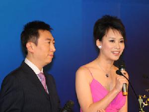 李毅與同事主持節目