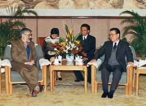 1999年11月4日，李鵬會見來訪的伊朗總統政治顧問、前總理海珊·穆薩維。　