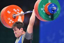 白景龍舉起槓鈴