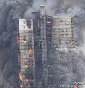 火光伴隨濃煙直衝雲霄