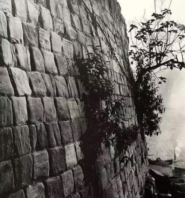 (太安門附近殘存的城牆)