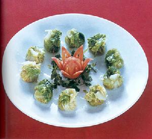 菜 名： 石榴白菜 主 料： 大白菜500克，熟筍肉50克，濕冬菇20克，蓮子20克，鮮蝦肉50克，火腿20克，紅蘿蔔50克，雞肉50克，芹菜莖20克，精鹽4克，雞粉5克，味素4克，胡椒粉0.1克，生粉30克，熟豬油或生油100克。