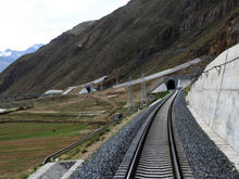 青藏鐵路隧道上方通道