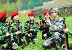 “標兵帶著民兵練”