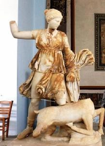 (雅典的考古學博物館內都沒有這么完整的月亮女神像)