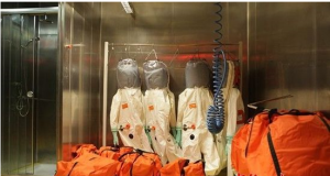 圖為科學家進入P4實驗室必穿的正壓防護服。