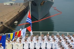 中俄海軍隆重升旗紀念中國海軍建軍節