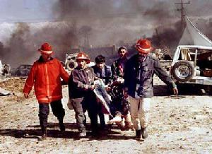 （圖）遇害者的遺體被抬出 