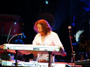 （圖）鍵盤手小輝為劉子琳伴奏