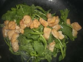 茼蒿炒油豆腐