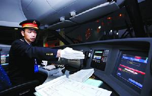 試運行列車的司機周英本駕駛“和諧號”列車行駛在鄭西鐵路客運專線上