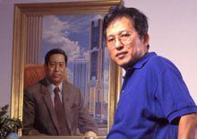 郭令明在父親郭芳楓畫像前