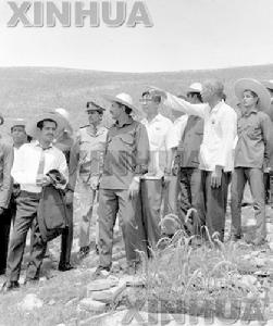 （圖）南葉門貴賓參觀沙石峪大隊社員在荒山坡上修建的梯田