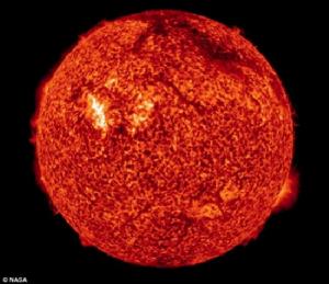 上周日(8月1日)清晨的太陽X射線圖像。圖像右上方可見一些暗色弧線狀區域，這些是太陽表面噴發出的電漿物質，屬於日冕物質拋射的一部分。